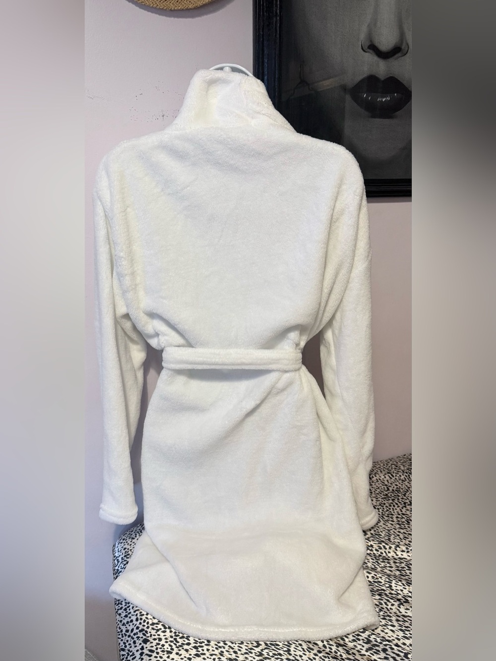 ✨Tri-Coastal Design White Robe✨ - Picture 2 of 6